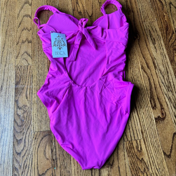BECCA BY REBECCA VIRTUE
Erin Plunge One Piece Swimsuit. Size medium - Picture 4 of 4